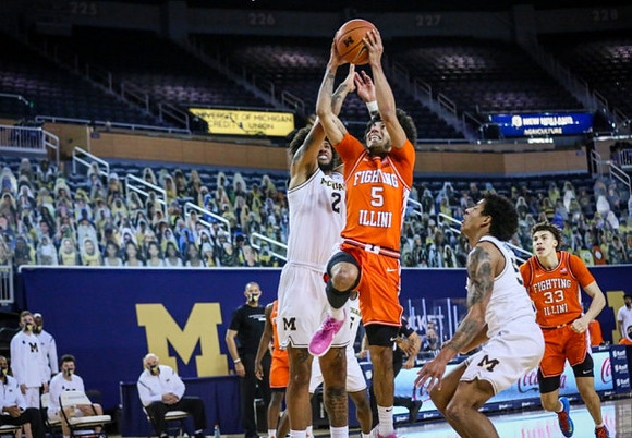 Isaiah Livers (2) and Eli Brooks (55)
