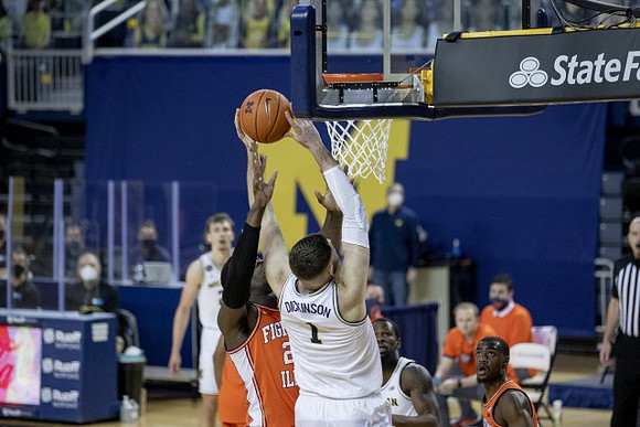 Hunter Dickinson (1), Franz Wagner (21), and Chaundee Brown Jr. (15)