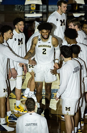 Isaiah Livers (2) and Michigan Team