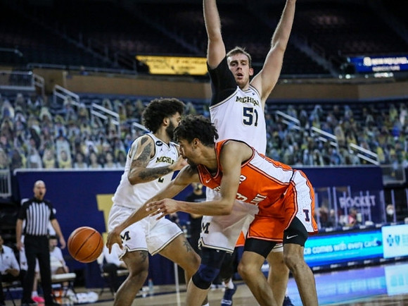 Isaiah Livers (2) and Austin Davis (51)