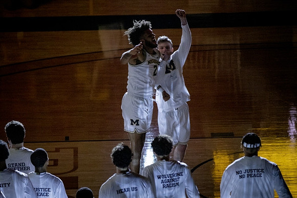 Isaiah Livers (2), Luke Wilson (32), and Michigan Team