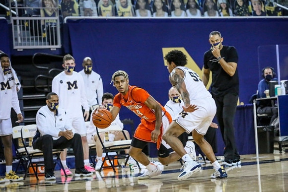 Eli Brooks (55) and Juwan Howard