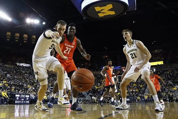 Austin Davis (51) and Franz Wagner (21)