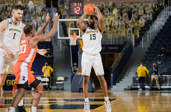 Hunter Dickinson (1) and Chaundee Brown Jr. (15)