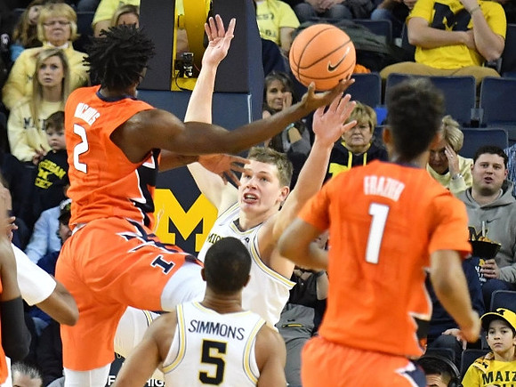 Jaaron Simmons (5) and Moritz Wagner (13)