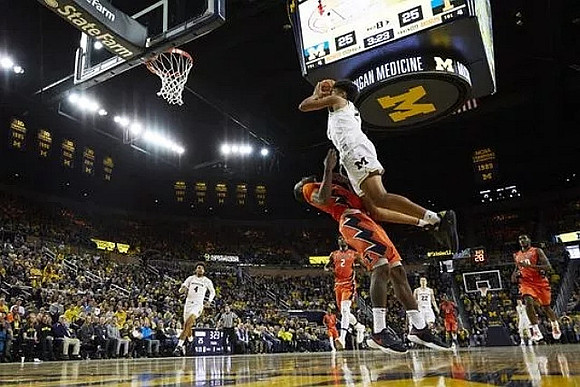 Jordan Poole (2), Isaiah Livers (4), and Duncan Robinson (22)