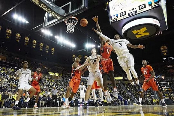 Isaiah Livers (4), Muhammad-Ali Abdur-Rahkman (12), Jon Teske (15), and Zavier Simpson (3)