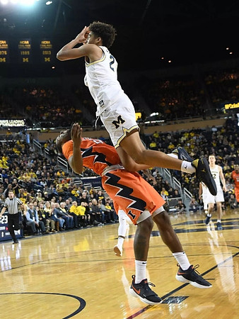 Jordan Poole (2) and Duncan Robinson (22)