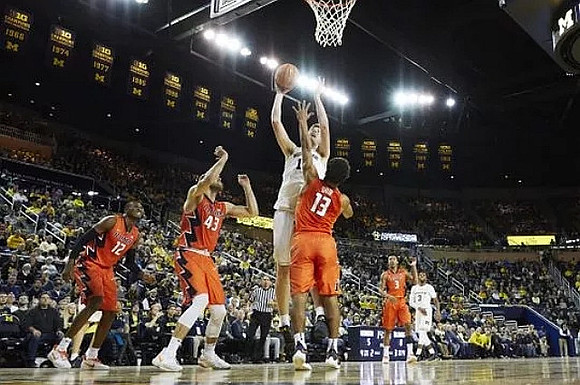 Moritz Wagner (13) and Zavier Simpson (3)