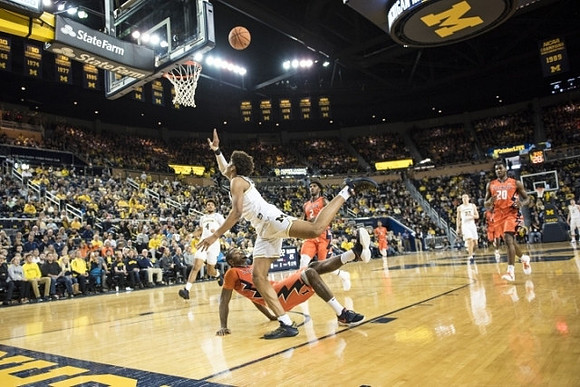 Jordan Poole (2), Isaiah Livers (4), and Duncan Robinson (22)