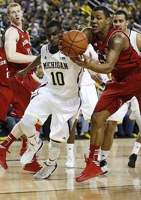 Tim Hardaway Jr. (10) and Jordan Morgan (52)