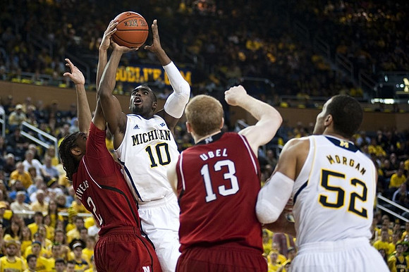 Tim Hardaway Jr. (10) and Jordan Morgan (52)