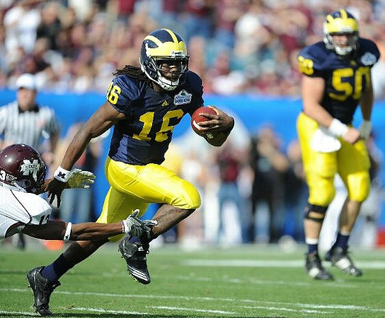Denard Robinson (16) and David Molk (50)