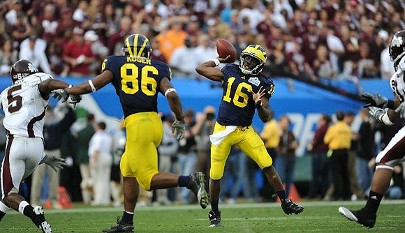 Kevin Koger (86) and Denard Robinson (16)