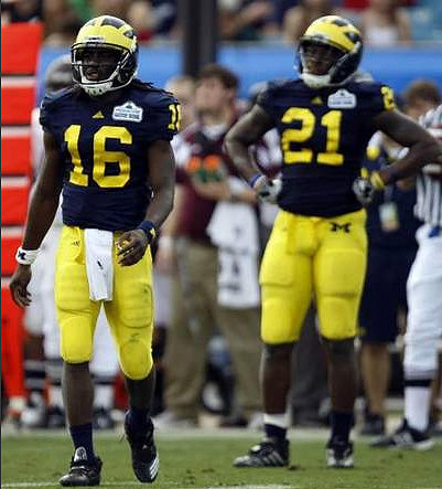Denard Robinson (16) and Junior Hemingway (21)