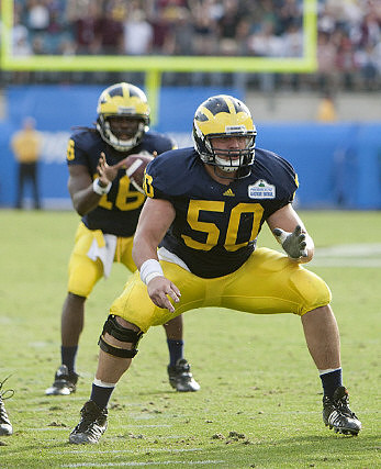 David Molk (50) and Denard Robinson (16)