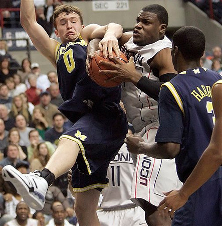 Zack Novak (0) and Manny Harris (3)