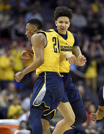 Zak Irvin (21) and D.J. Wilson (5)