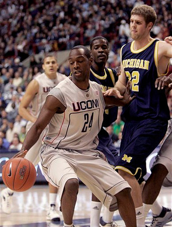 Zack Gibson (32) and Manny Harris (3)