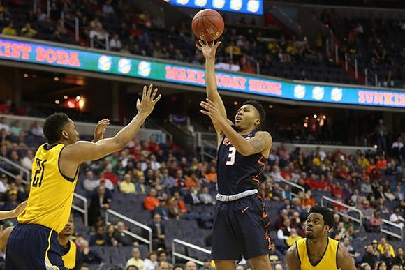 Zak Irvin (21) and Derrick Walton Jr. (10)