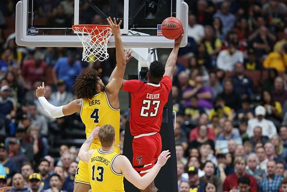 Isaiah Livers (4) and Ignas Brazdeikis (13)