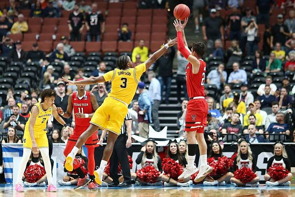 Jordan Poole (2) and Zavier Simpson (3)