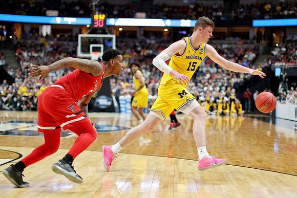Jon Teske (15) and Eli Brooks (55)