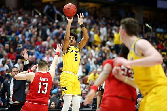 Jordan Poole (2) and Jon Teske (15)