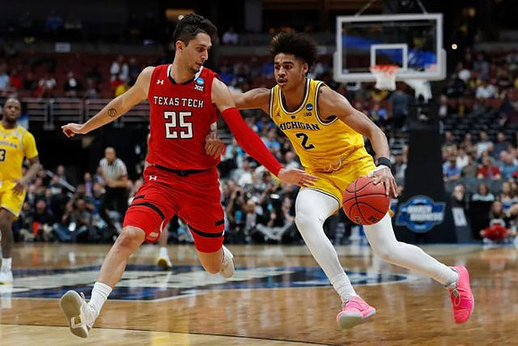 Jordan Poole (2) and Zavier Simpson (3)