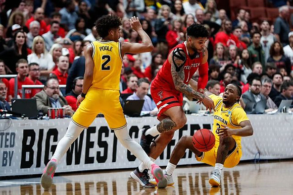 Jordan Poole (2) and Zavier Simpson (3)