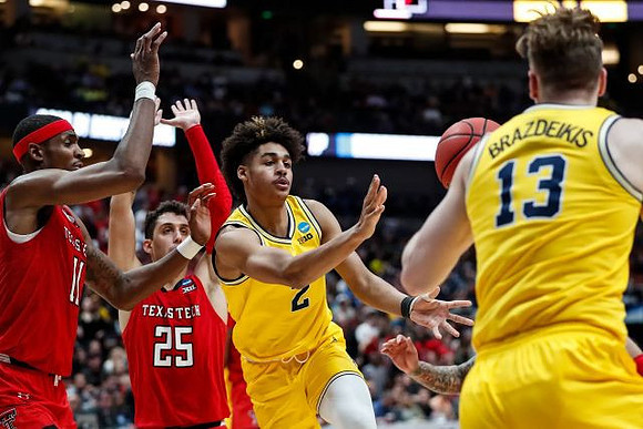 Jordan Poole (2) and Ignas Brazdeikis (13)