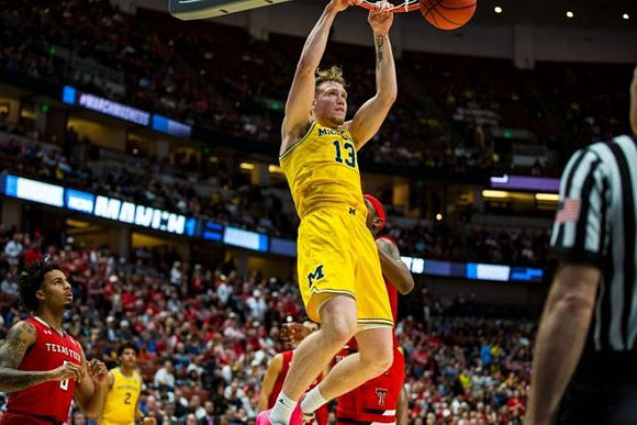 Jordan Poole (2) and Ignas Brazdeikis (13)