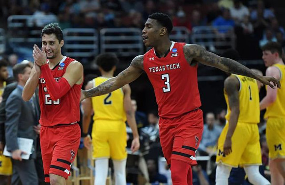 Luke Yaklich, Jordan Poole (2), Charles Matthews (1), and Jon Teske (15)
