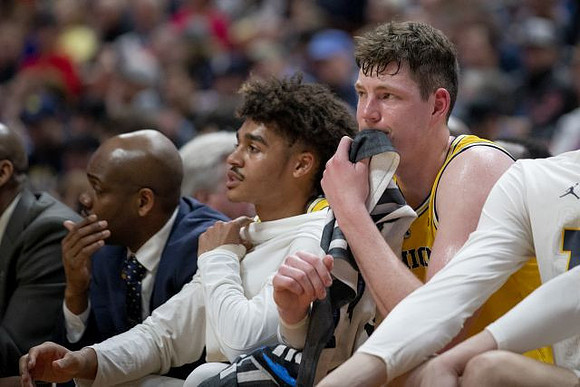 Deandre Haynes, Jordan Poole (2), and Jon Teske (15)
