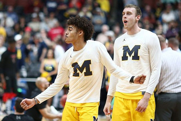 Jordan Poole (2) and Austin Davis (51)