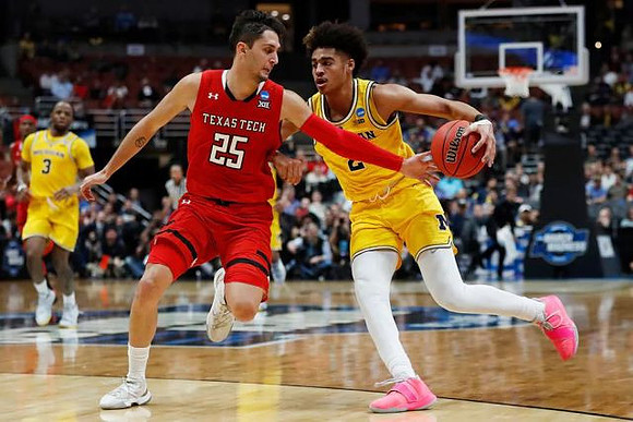 Jordan Poole (2) and Zavier Simpson (3)