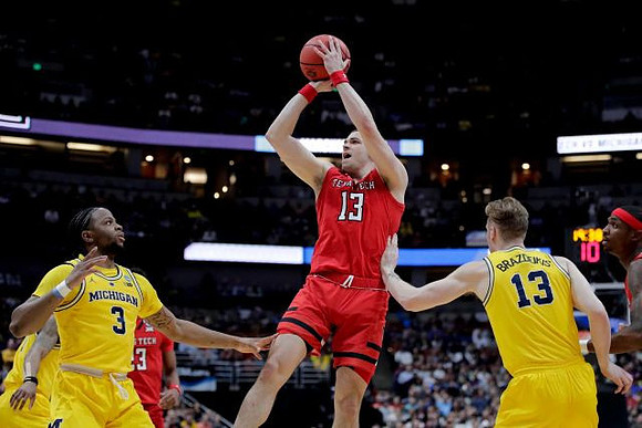 Zavier Simpson (3) and Ignas Brazdeikis (13)