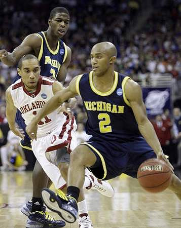 C.J. Lee (2) and DeShawn Sims (34)