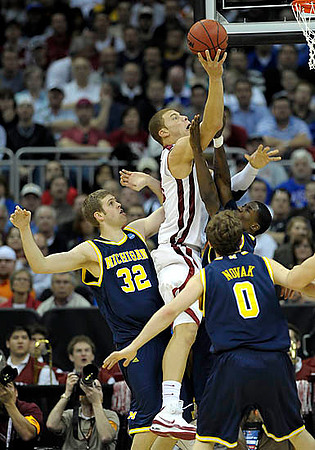 Zack Gibson (32), Zack Novak (0), and Manny Harris (3)