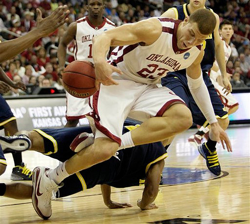 C.J. Lee (2) and Zack Gibson (32)