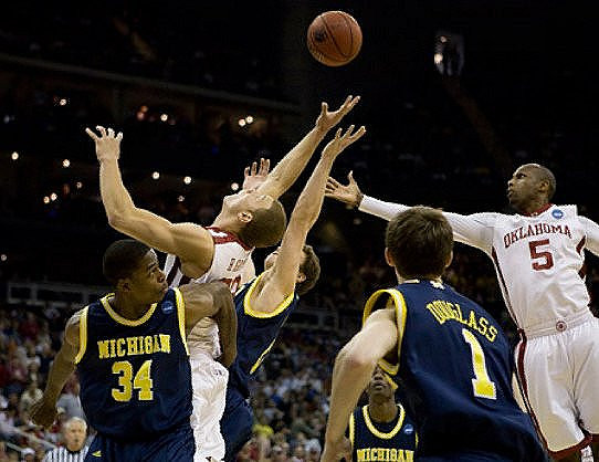 DeShawn Sims (34), Zack Novak (0), Stu Douglass (1), and Manny Harris (3)