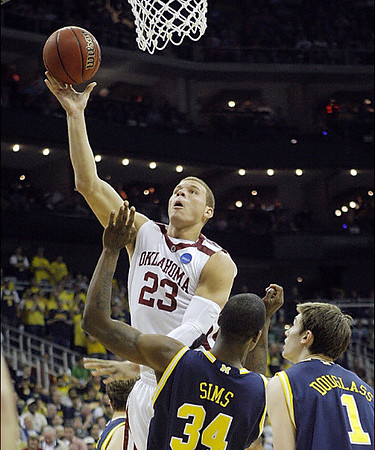DeShawn Sims (34) and Stu Douglass (1)