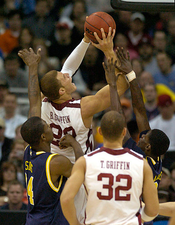 DeShawn Sims (34) and Manny Harris (3)