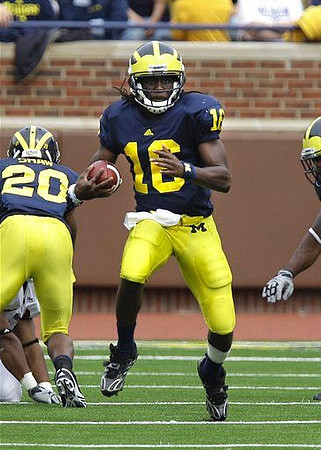 Michael Shaw (20) and Denard Robinson (16)