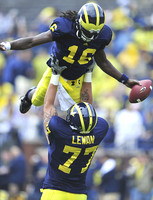 Denard Robinson (16) and Taylor Lewan (77)