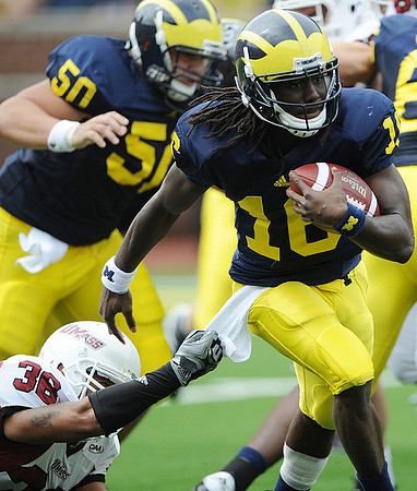 David Molk (50) and Denard Robinson (16)