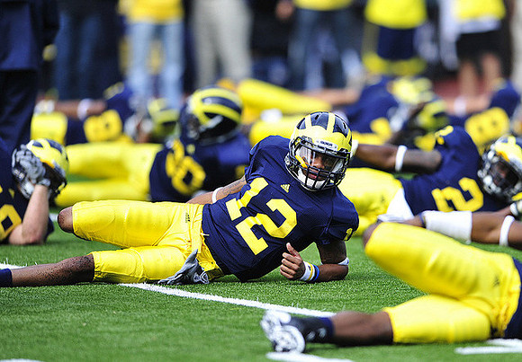 Roy Roundtree (12) and Vincent Smith (2)
