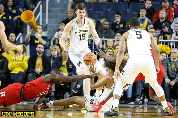 Jon Teske (15), Jordan Poole (2), and Jaaron Simmons (5)