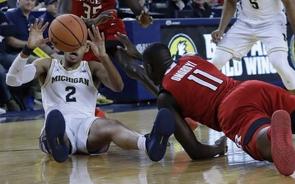 Jordan Poole (2) and Jaaron Simmons (5)