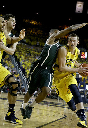 Jon Horford (15) and Nik Stauskas (11)